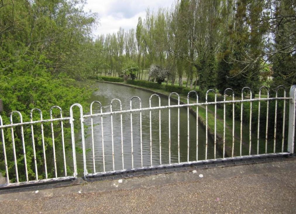 Villa Waterside, Peartree Bridge, Milton Keynes Exterior foto